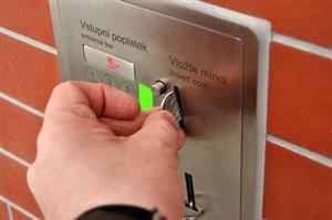 Nové veřejné WC v parku Edvarda Beneše po změně mincovníků zahájily běžný provoz. Vstup do kabinek  je nyní zpoplatněn pouze pětikorunou namísto původních deseti korun.
FOTO: DAVID MACHÁČEK