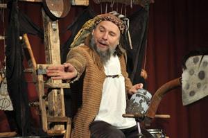 Herec a divadelník Víťa Marčík v inscenaci Bajaja, kterou zdejšímu publiku dokázal, že ve svých představeních umí skloubit zábavu s vážným sdělením.
FOTO: DAVID MACHÁČEK