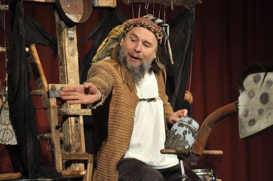 Herec a divadelník Víťa Marčík v inscenaci Bajaja, kterou zdejšímu publiku dokázal, že ve svých představeních umí skloubit zábavu s vážným sdělením.
FOTO: DAVID MACHÁČEK