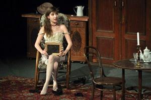 Členka ostravské komorní scény Aréna Tereza Dočkalová v inscenaci Pension pro svobodné pány, kterou v minulém týdnu mohli vidět návštěvníci kopřivnického kulturního domu.
FOTO: DAVID MACHÁČEK