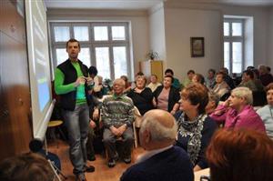 První kurz Jak poskytnout první pomoc přilákal do kopřivnického klubu důchodců tolik seniorů, že lektor měl při praktických ukázkách ztížené podmínky, ale poradil si s nimi.
FOTO: DANA HOĎÁKOVÁ