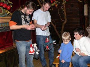 Po představeních Perníkovky mají malí diváci možnost seznámit se s mnohdy až sto let starými loutkami jak se patří zblízka.
FOTO: ILONA MAZALOVÁ
