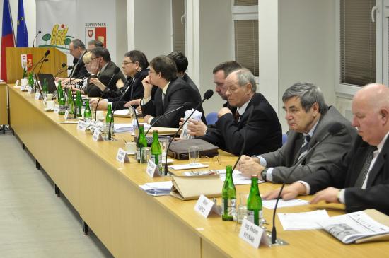 Zastupitelé se letos v Kopřivnici sešli poprvé. Během svého jednání schválili avizovanou změnu rozpočtu a také se zabývali Akčním plánem či novelizací vyhlášky o hazardu.
FOTO: DAVID MACHÁČEK