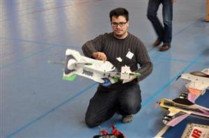 Martin Hauk upravuje svůj letoun před svým soutěžním vystoupením v Kopřivnici. Zdejší házenkářská hala hostila netypickou soutěž už podruhé.
FOTO: DAVID MACHÁČEK