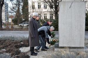 Zástupci radnice a Klubu Masarykova demokratického hnutí položili květiny u pomníku TGM v rámci tradiční připomínky výročí narození prvního prezidenta.
FOTO: DANA HOĎÁKOVÁ
