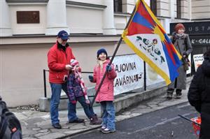Tibetská vlajka byla k vidění minulou neděli nejen na radnici, ale i v ulicích Kopřivnice, kterými prošel Zvonkový průvod, jenž měl svůj začátek u Šustalovy vily.
FOTO: DAVID MACHÁČEK
