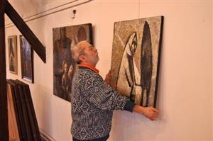 Instalace výstavy Josefa, Jindry a Anny Treuchlových proběhla na Fojtství již minulý víkend. Dnes v pět hodin odpoledne ji zahájí slavnostní vernisáž.
FOTO: DAVID MACHÁČEK