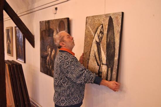 Instalace výstavy Josefa, Jindry a Anny Treuchlových proběhla na Fojtství již minulý víkend. Dnes v pět hodin odpoledne ji zahájí slavnostní vernisáž.
FOTO: DAVID MACHÁČEK