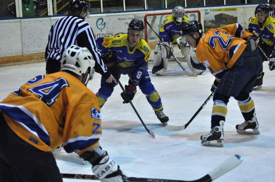 Kopřivnický hokejový tým udělal v sobotu první krok do finále. Druhý, rozhodující, mohl udělat už ve středu, kdy hrál semifinálovou odvetu na ledě Krnova.
FOTO: DAVID MACHÁČEK