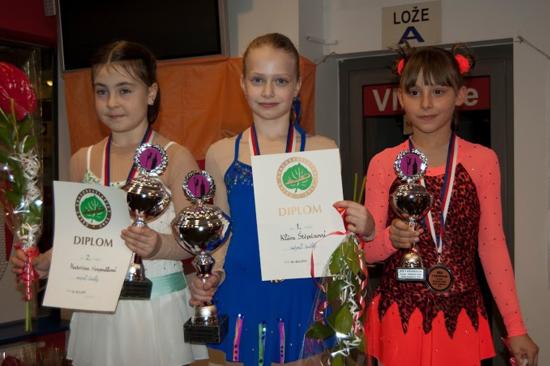 Klára Štěpánová si v Českých Budějovicích vyjela titul mistryně ČR v kategorii nejmladších žaček. Na snímku uprostřed se stříbrnou a bronzovou medailistkou. 
FOTO: LEO ŠTĚPÁN