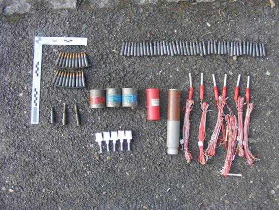 Nález vojenské pyrotechniky v jednom z odpadních kontejnerů na ulici Alšově vyvolal mezi lidmi fámu o nálezu lidského těla, skutečnost však byla výrazně méně dramatická.
FOTO: PČR