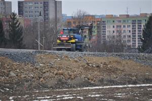 V těchto dnech byly obnoveny práce na rekonstrukci železničního nadjezdu a také nově na budovaném sjezdu na ulici Dělnickou.
FOTO: DAVID MACHÁČEK