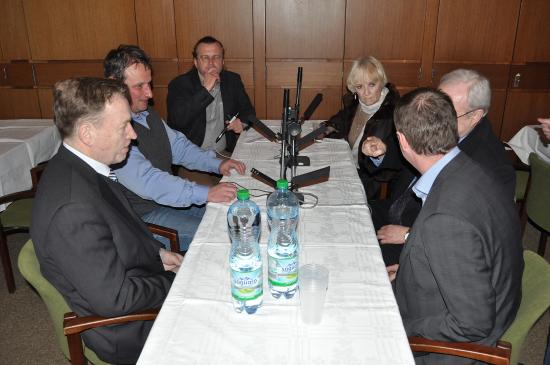 Jeden ze salonků kulturního domu se minulý týden změnil v improvizované studio, kde byl pořízen záznam diskuze pro pořad Názory a argumenty.
FOTO: DAVID MACHÁČEK