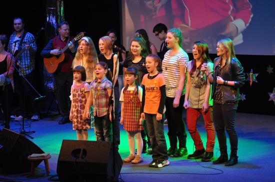 Desítka finalistek letošní KoprStar zpívá závěrečnou společnou píseň za hudebního doprovodu členů poroty.
FOTO: DAVID MACHÁČEK