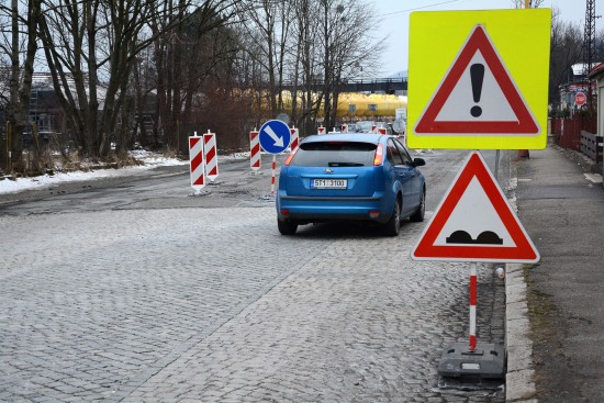 Jedem z nejhorších úseků silnic v Kopřivnici je v horní části ulice Štramberské. Zde by mělo dojít k rozsáhlejší opravě.
FOTO: DAVID MACHÁČEK