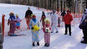 Lyžaři se v sobotu oficiálně rozloučili se sezonou, ale přiznávají, že dokud sníh neroztaje, sjezdovku ještě neopustí.
FOTO: KATEŘINA HŐHNOVÁ
