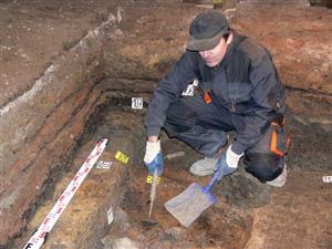 Pro archeologa Pavla Stabravu práce v terénu odtěžením materiálu nekončí. Nalezené segmenty se musí vyčistit, pořídit fotodokumentace, popsat a archivovat. 
FOTO: ILONA MAZALOVÁ