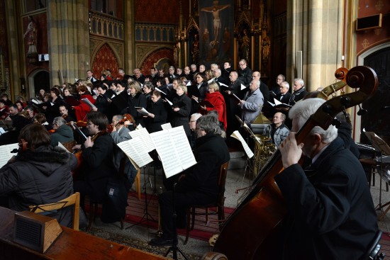 Na Květnou neděli zaznělo v kopřivnickém kostele sv. Bartoloměje oratorium Stabat Mater Antonína Dvořáka. Pro uvedení náročné skladby spojilo síly hned několik sborů včetně Pěveckého sdružení Kopřivnice. 
FOTO: DAVID MACHÁČEK