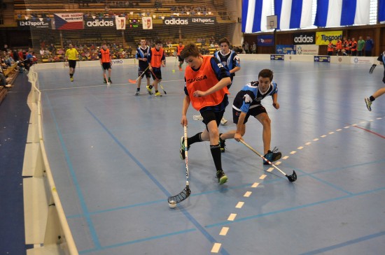 Cesta starších žáků ZŠ Emila Zátopka ke zlatu nebyla snadná. V semifinále porazili pražskou ZŠ Tupolevova až na nájezdy.
FOTO: DAVID MACHÁČEK