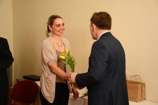 Mezi jednadvaceti oceněnými kantory byla také Ivana Bačová, která působí v Základní škole Mniší. Od starosty města dostala nejen poděkování, ale i květinu. 
FOTO: DAVID MACHÁČEK