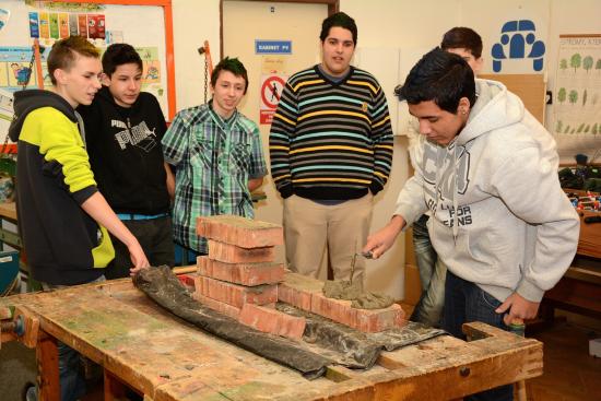 V rámci netradiční burzy profesí si žáci ZŠ Štramberská vyzkoušeli mimo jiné i to, co obnáší práce zedníka, malíře, kuchařky či kadeřnice.
FOTO: DAVID MACHÁČEK