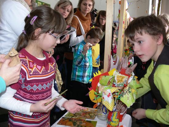 Během velikonočního jarmarku v Ženklavě byla jako první rozprodána keramická sluníčka. Zájem byl ovšem o všechny výrobky malých výtvarníků. 
FOTO: ILONA MAZALOVÁ