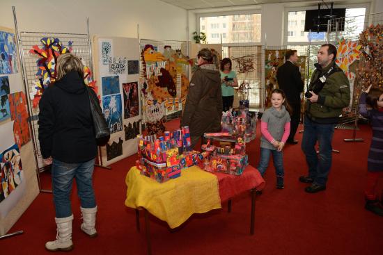Výstava ve vestibulu radnice ukazuje tvorbu žáků ZUŠ MIS music. V příštím týdnu se připravuje i koncert hudebníků.
FOTO: DAVID MACHÁČEK