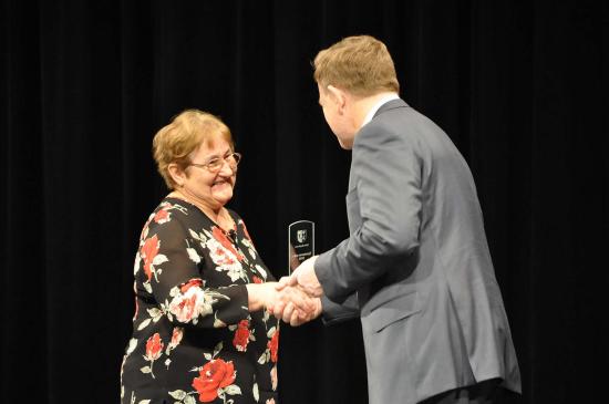 Olga Krejčí, starostka Sokola Kopřivnice, převzala ocenění z rukou starosty města Josefa Jalůvky za celoživotní práci cvičitelky.
FOTO: JANA FEILHAUEROVÁ
