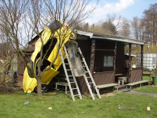 Jen uplynulou neděli řešili policisté tři dopravní nehody, při nichž se zranilo pět osob. Důvodem havárie osobního vozu v Hájově, při níž se zranil 39letý řidič, byla pravděpodobně rychlost.
FOTO: PČR