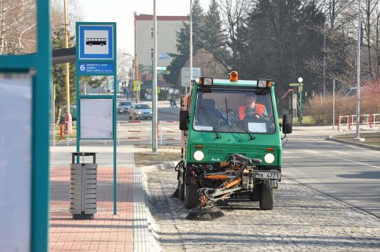 V pondělí 15. dubna se rozjelo naplno čištění komunikací, chodníků a přilehlých parkovišť v majetku města po letošní zimě.
FOTO: DAVID MACHÁČEK