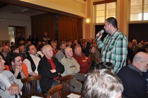 Na veřejném setkání v Lubině odpovídal pracovník Zlínstavu na dotazy přítomných. Nejčastěji se lidé zajímali, kdy budou provedeny opravy cest, které byly poničeny při stavbě kanalizace. 
FOTO: VÍT ŠIMEČEK