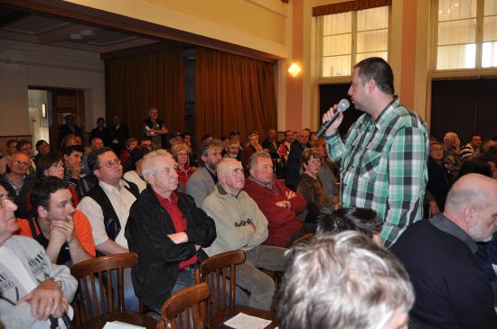 Na veřejném setkání v Lubině odpovídal pracovník Zlínstavu na dotazy přítomných. Nejčastěji se lidé zajímali, kdy budou provedeny opravy cest, které byly poničeny při stavbě kanalizace. 
FOTO: VÍT ŠIMEČEK