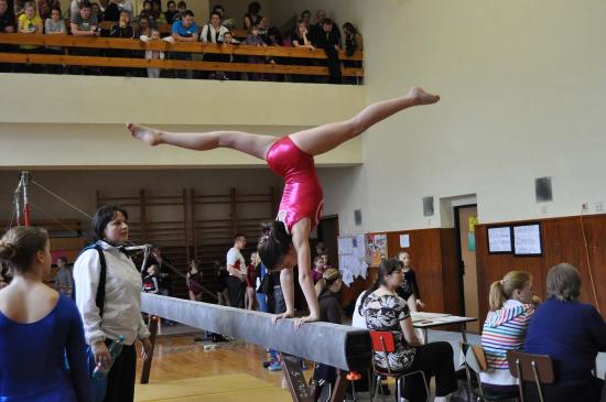 Malé i větší gymnastky se na kopřivnické Brnkačce utkaly ve dvojboji čítajícím cvičení na kladině či lavičce a prostná. 
FOTO: DANA HOĎÁKOVÁ