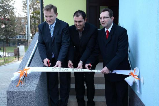Náměstek hejtmana Svatomír Recman (vpravo) společně s ředitelem Zámku Nová Horka Lukášem Spurným a starostou Josefem Jalůvkou otevřeli chráněné bydlení.
FOTO: DAVID MACHÁČEK