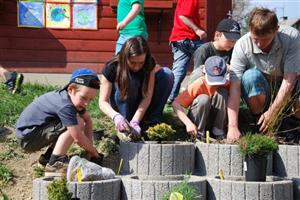 Děti za pomoci rodičů vysazovaly minizáhon, o nějž se budou po celý rok starat. Z vypěstovaných bylinek si budou vařit také čaj.
FOTO: DANA HOĎÁKOVÁ