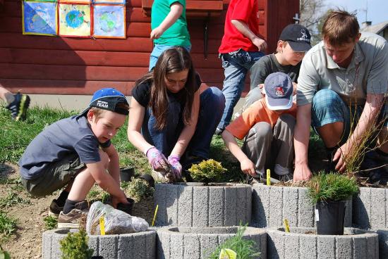 Děti za pomoci rodičů vysazovaly minizáhon, o nějž se budou po celý rok starat. Z vypěstovaných bylinek si budou vařit také čaj.
FOTO: DANA HOĎÁKOVÁ