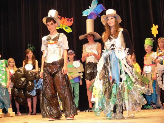 Premiérová módní přehlídka modelů z recyklovatelných odpadů sklidila zasloužený potlesk publika, které ocenilo nejen kreativitu modelů, ale i šoumenské pojetí některých předvádějících.
FOTO: I. MAZALOVÁ