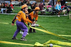 V požárním útoku a štafetě dvojic soutěžilo v Lubině patnáct družstev mladších žáků a čtrnáct družstev starších žáků. Domácí tým mladších žáků obsadil druhé místo.
FOTO: DANA HOĎÁKOVÁ
