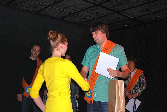 Zlatým Komenským se stal učitel ze ZŠ Alšovy Robin Pospěch, který v anketě vyhlášené dětským zastupitelstvem obsadil první místo.
FOTO: DANA HOĎÁKOVÁ