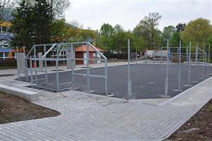 Nové víceúčelové hřiště, které bylo postaveno v těsné blízkosti ZŠ Alšovy, bude dokončeno do konce června. V jeho sousedství byly postaveny i nové veřejné záchodky.
FOTO: DAVID MACHÁČEK