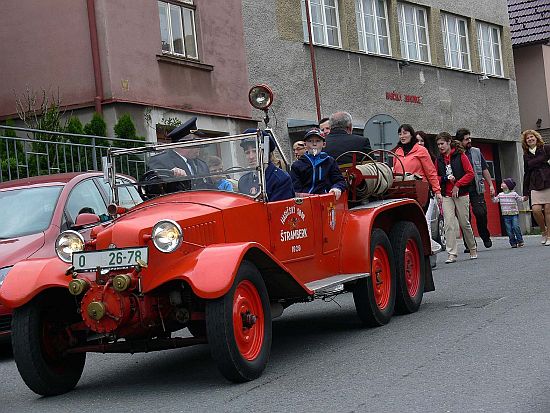 Svátek sv. Floriána Sbor dobrovolných hasičů ve Štramberku uctil také slavnostním průvodem, ve kterém nechyběla ani opečovávaná historická stříkačka. 
FOTO: ILONA MAZALOVÁ