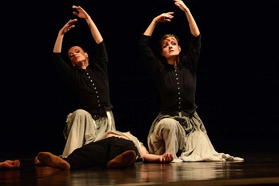 Ojedinělou příležitost vidět balet v Kopřivnici měli lidé minulé pondělí, kdy zde hostoval soubor Pražského komorního baletu mimo jiné i s choreografií na Dvořákovu Stabat Mater.
FOTO: DAVID MACHÁČEK