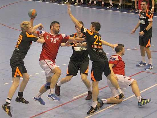 Házenkáři Kopřivnice měli ve 45. minutě Karvinou na lopatě. Vedli 25:24, vlastními chybami se ale o úspěch připravili.
FOTO: DALIBOR TOBOLA