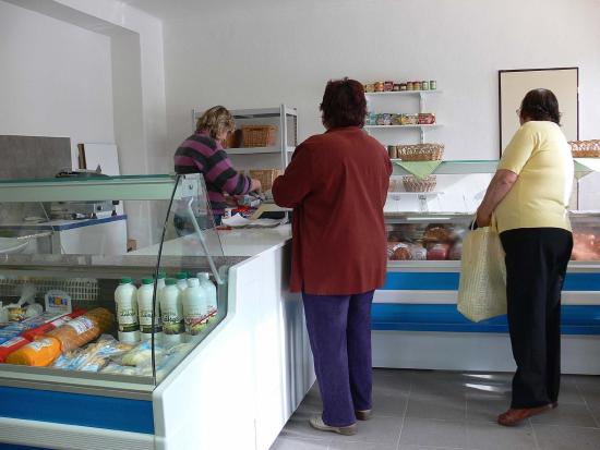 Už od 8 hodin se do nového obchodu s potravinami, který vznikl v prostorách bývalé pošty na Obecním úřadě ve Skotnici, trousili první zákazníci.
FOTO: ILONA MAZALOVÁ