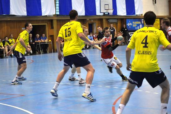 Házenkářský duel mezi Kopřivnicí a Frýdkem-Místkem skýtal neméně dramatickou podívanou jako boje o medailové posty. Ujít si jej nenechalo 420 diváků.
FOTO: JANA FEILHAUEROVÁ