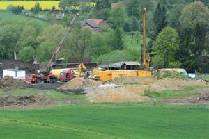 V tomto týdnu fakticky začínají práce na zabezpečení někdejší skládky neutralizačních kalů. Stavební firma speciální technologií buduje podzemní stěnu, která zabrání průsakům.
FOTO: DAVID MACHÁČEK