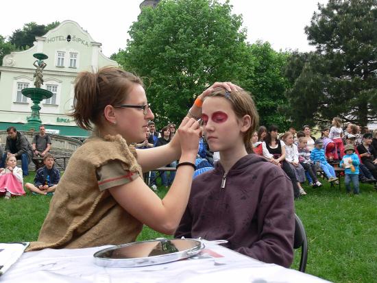 Během Strašidelné muzejní noci si mohli návštěvníci na náměstí ve Štramberku nechat vyzdobit obličej strach nahánějícími malůvkami.
FOTO: ILONA MAZALOVÁ