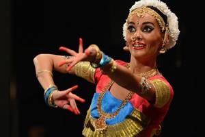 Velký divácký úspěch zaznamenalo představení k oslavám třiceti let jógy v Kopřivnici. Kinosál praskal ve švech při vystoupení tanečnice Kripa Devi i při sitárovém koncertu.
FOTO: DAVID MACHÁČEK