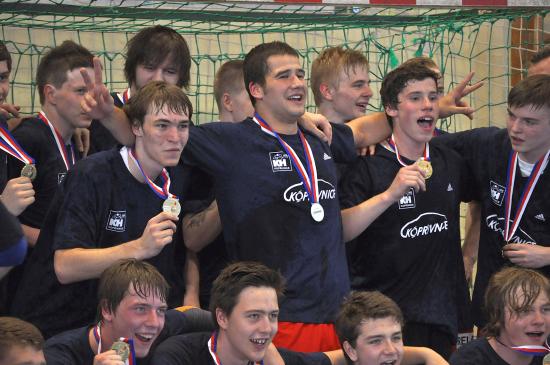 Kopřivnický házenkářský tým staršího dorostu si v sobotu naplno užíval zlatých medailí za mistrovský titul, který místní klub v této kategorii získal po dlouhých dvaceti letech.
FOTO: J. FEILHAUEROVÁ