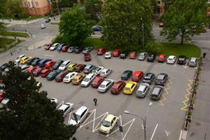 Na parkovišti před radnicí bude možné po zavedení regulace parkovat pouze po dobu maximálně dvou hodin s výjimkou šesti míst před poštou.
FOTO: DAVID MACHÁČEK